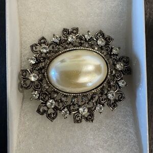 Elegant Pearl-Center Filigree Brooch - Cream and Silver Tones
